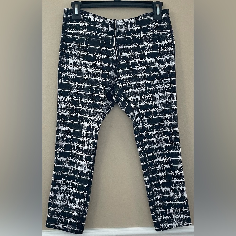 Nike black and white leggings
